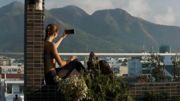 Mädchen Mit Langem Pferdeschwanzzopf Macht Selfie Das Sich Auf Dachterrasse — Stockvideo