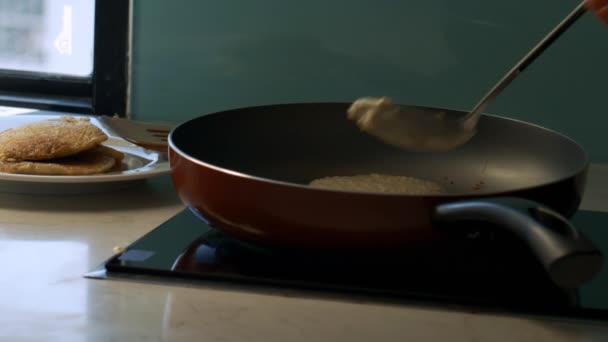 Piano Cottura Donna Mette Ultima Porzione Pasta Liquida Grande Padella — Video Stock