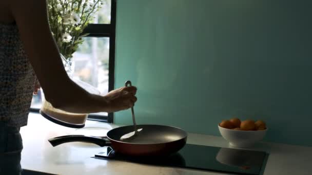 Arka Görünümü Genç Kadın Koyar Gözleme Yulaf Hamur Modern Mutfak — Stok video