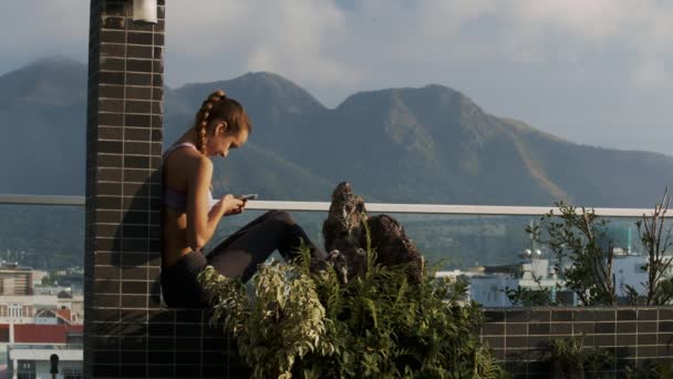 Hoş Kız Uzun Kuyruğu Örgü Ile Resimsel Hills Izlerken Çatı — Stok video