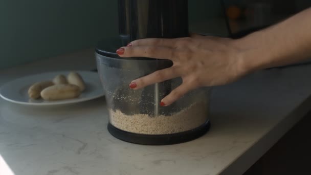 Chica Cerca Con Buena Manicura Roja Añade Leche Fresca Los — Vídeo de stock