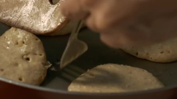 Gros Plan Doux Ronds Crêpes Avoine Retournés Avec Spatule Bois — Video