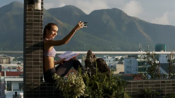 Nahaufnahme Seitenansicht Glückliches Mädchen Macht Selfie Sitzt Auf Dachterrasse Vor — Stockvideo