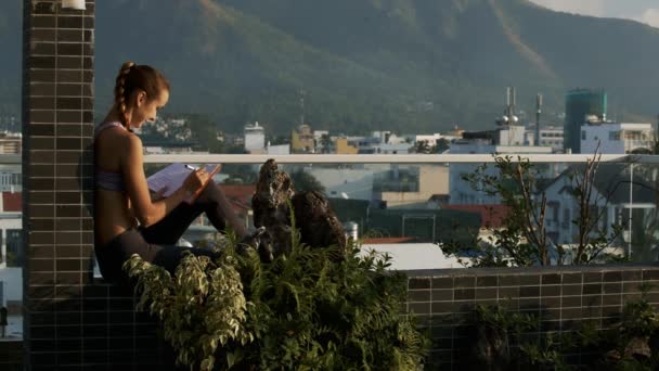 Vista Lateral Hermosa Chica Sienta Barrera Ladrillo Terraza Azotea Contra — Vídeos de Stock