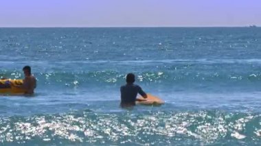 Nha Trang/Vietnam - 15 Mart 2018: adam sörfçü acemi gider holding dalga için bekleyen sarı yönetim kurulu sakin masmavi okyanus içine