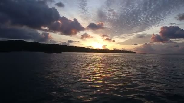 Barco Silueta Flota Océano Tropical Amanecer Fondo Las Nubes Isla — Vídeos de Stock