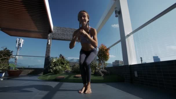 Atlética Joven Mujer Con Trenzas Cambios Yoga Poses Moderno Techo — Vídeos de Stock