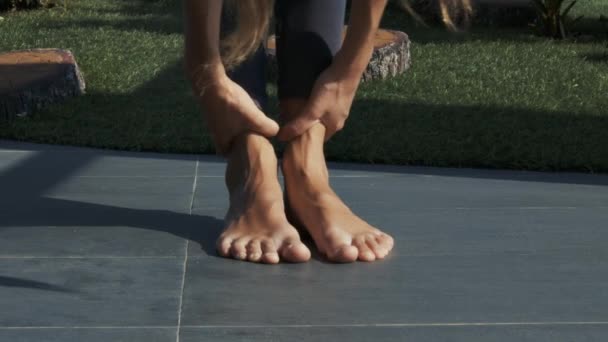 Gros Plan Mince Fille Plie Corps Sol Tient Pieds Nus — Video