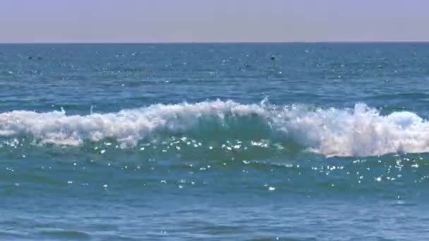 Kerl Surfer Anfänger Liegt Auf Bord Paddel Auf Kleinen Schäumenden — Stockvideo