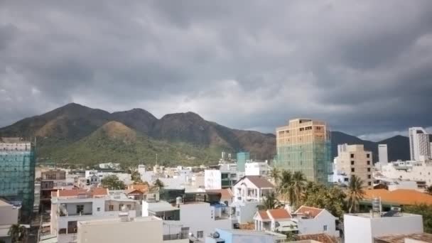 时间流逝灰云从美丽的现代白色热带度假城市的大山上移动 — 图库视频影像