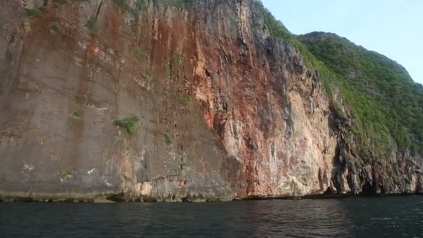 Panorama Énorme Rocher Rouge Qui Élève Dessus Océan Tropical Sombre — Video