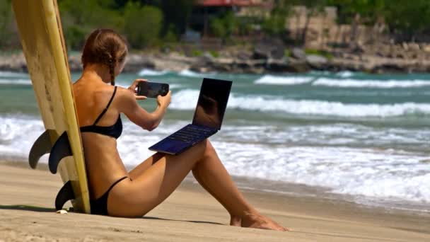 Gros Plan Vue Côté Jeune Fille Penche Sur Planche Surf — Video