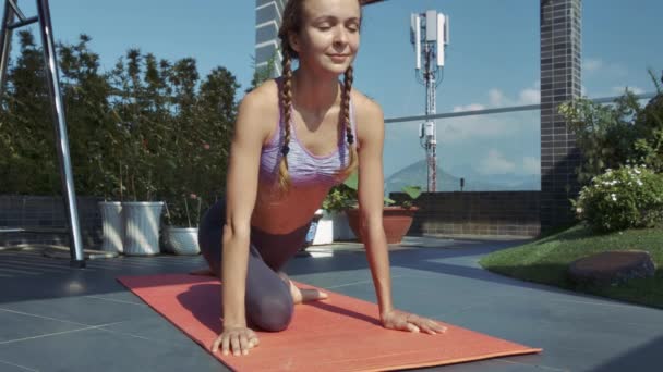 Closeup Leuk Lachende Meisje Houdt Yoga Positie Met Gesloten Ogen — Stockvideo