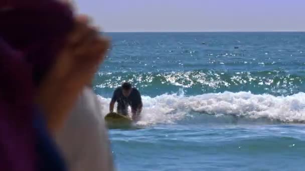 Surfer Beginner Probeert Vangen Draaggolf Draait Oceaan Gloeien Onder Zon — Stockvideo
