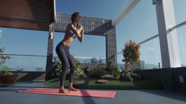 特写苗条的好女孩做运动准备做瑜伽在屋顶露台在蓝天下 — 图库视频影像