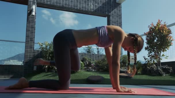 Closeup Mulher Magra Topo Faz Esporte Levantamento Dobrado Perna Esquerda — Vídeo de Stock