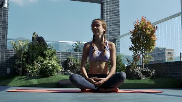Primer Plano Joven Sienta Posición Yoga Terraza Descanso Decorada Con — Vídeos de Stock