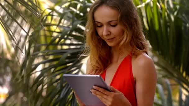 Zavřete Zobrazení Mladá Blondýnka Dlouhými Vlasy Vyhledávání Informací Tabletu Stojící — Stock video