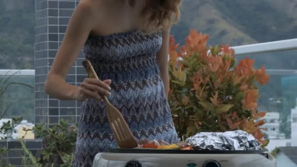 Nahaufnahme Mädchen Kurzem Kleid Kocht Essen Auf Dachterrasse Elektrogrill Anlage — Stockvideo