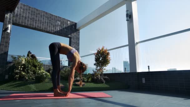 Kant Weergave Blond Meisje Bochten Lichaam Yoga Pose Dakterras Buurt — Stockvideo