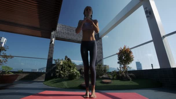 Zbliżenie Kobieta Lekkoatletycznego Ćwiczenia Przyczajony Założonymi Rękoma Nowoczesny Penthouse Dachu — Wideo stockowe