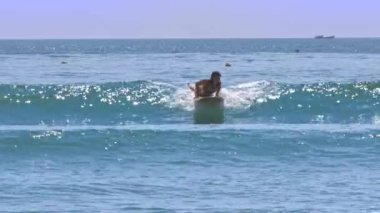 Nha Trang/Vietnam - 15 Mart 2018: üzerinde yüzen kadın dolaşır 15 Mart Nha Trang panosunda sınırsız mavi deniz karşı uzak ufuk güneş ışığı altında sarı