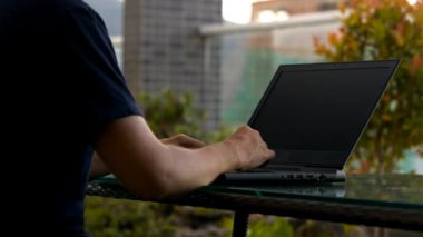 closeup yetenekli geliştirici yararlı yazılımı üzerinde modern dizüstü bilgisayar programlama dilini kullanarak oluşturur