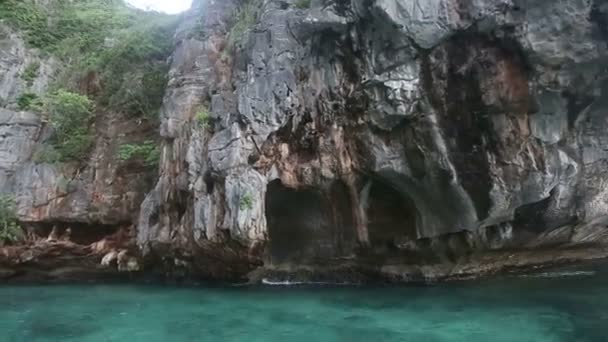 Rocha Cinzenta Com Cavernas Paira Sobre Oceano Límpido — Vídeo de Stock