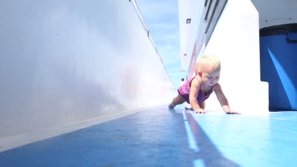 Piccola Ragazza Bionda Abito Viola Strisciare Sul Ponte Della Nave — Video Stock