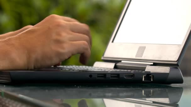 特写计算机程序开发人员专注于困难的代码创建新的笔记本电脑网站反对绿色背景 — 图库视频影像
