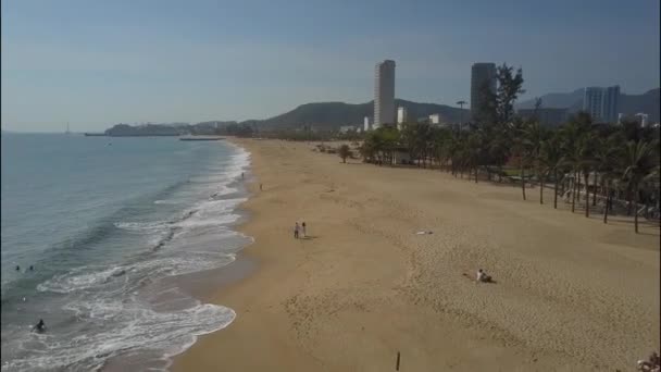 Aerial Panorama Brett Sand Beach Tvättas Azurblå Havet Och Nygifta — Stockvideo