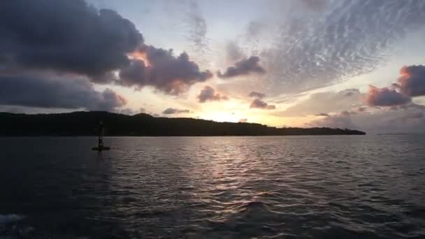 Bei Sonnenaufgang Segelt Das Schiff Den Strahlen Der Aufgehenden Sonne — Stockvideo