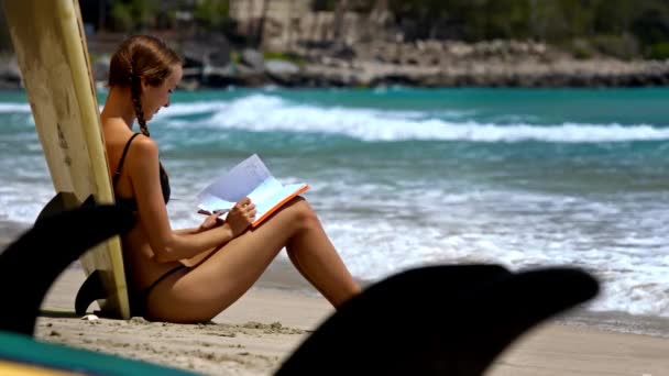 Chica Delgada Con Trenzas Bikini Negro Sienta Playa Arena Mojada — Vídeos de Stock