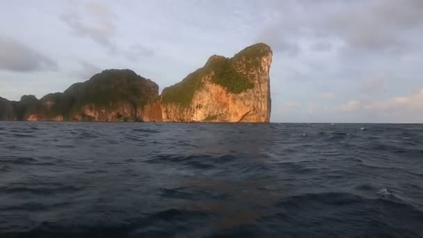 Isla Rocosa Cubierta Verde Sol Naciente Acercándose Emoción Océano — Vídeo de stock