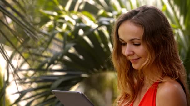 Retrato Menina Com Cabelo Longo Loiro Vestido Vermelho Segurando Tablet — Vídeo de Stock