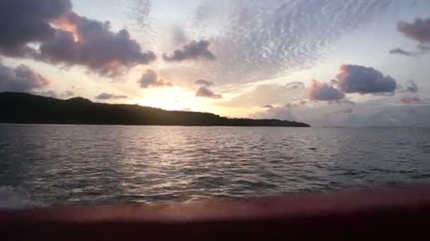 Amanecer Barco Navega Más Allá Boya Las Islas Sol Naciente — Vídeo de stock