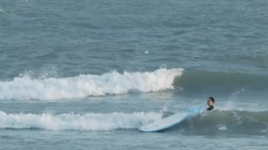 MUI KD/Vietnam - 24 Mart 2018: profesyonel sörfçü sörf tahtaları üzerinde 24 Mart MUI Ne içinde çalkantılı okyanus dalgaları yakalamak yatan serbest zaman harcamak