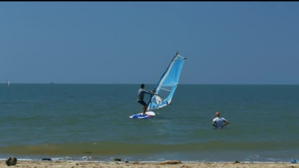 Surfer Nybörjare Står Surfbräda Försöker Segla Instruktör Grunt Vatten Kontroller — Stockvideo