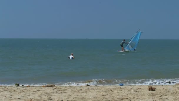 Windsurfer Beginner Probeert Houden Zeil Mast Instructeur Staat Water Besturingselementen — Stockvideo