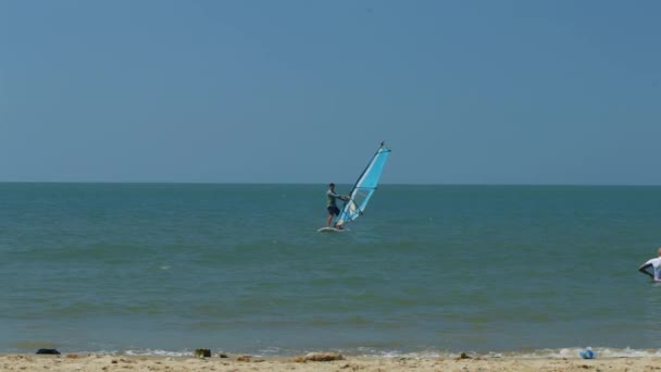 Windsurfer Początkujący Żagle Starannie Blisko Plaży Instruktor Shirt Daje Instrukcje — Wideo stockowe
