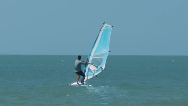 Windsurfista Iniciante Tenta Manter Equilíbrio Navegar Oceano Azul Sem Limites — Vídeo de Stock