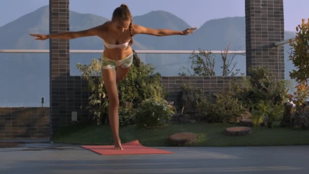 Joven Fuerte Mujer Stands Yoga Equilibrio Pose Azotea Lounge Contra — Vídeo de stock