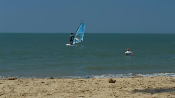 Tyłu Widok Windsurfer Początkujący Żagle Pobliżu Plaży Trener Wygląda Stojący — Wideo stockowe