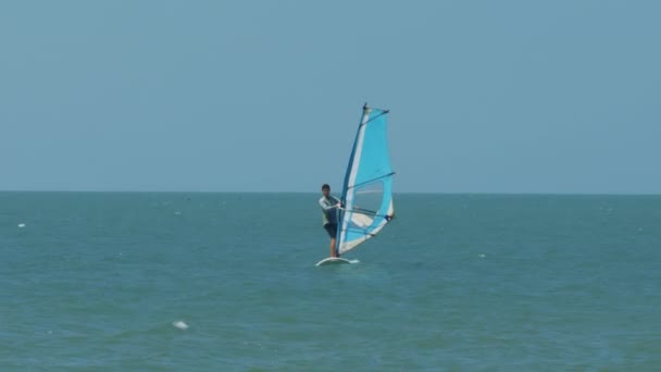 Początkujący Surfer Obsługuje Żagle Żeglarstwie Kierunek Wiatru Obrazowym Oceanu Słońcu — Wideo stockowe