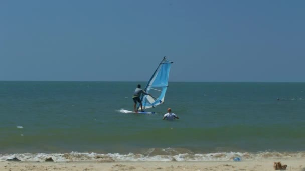 Początkujący Surfer Widok Tyłu Próbuje Żagle Piasek Plaży Instruktor Zegarki — Wideo stockowe