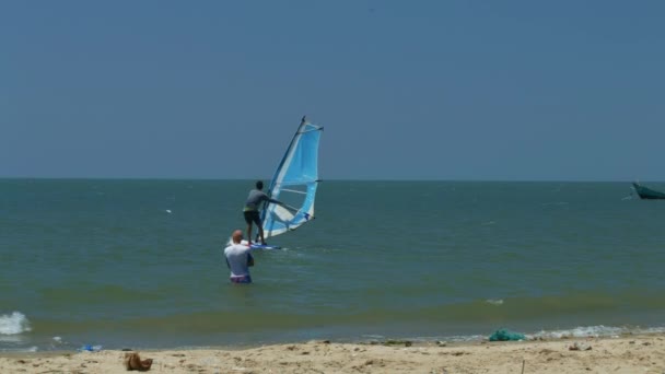 Achterkant Weergave Man Wit Shirt Kijkt Beginner Surfen Windrichting Tegen — Stockvideo