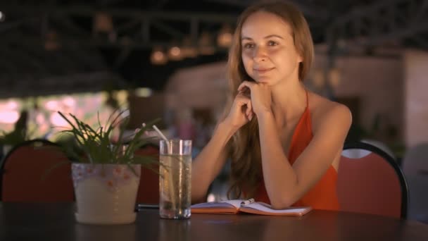 Κοντινό Πλάνο Ξανθιά Κοπέλα Μακριά Μαλλιά Κάθεται Στο Τραπέζι Και — Αρχείο Βίντεο