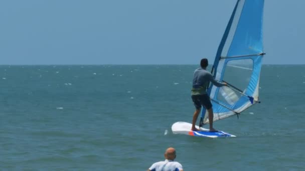 Nahsicht Surfer Anfänger Hebt Segel Mit Mast Glatze Instruktor Beobachtet — Stockvideo