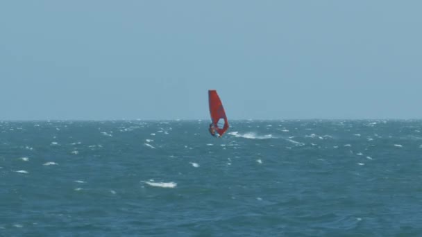 Tip Surfer Bord Vele Roșii Luptă Împotriva Vântului Puternic Valuri — Videoclip de stoc