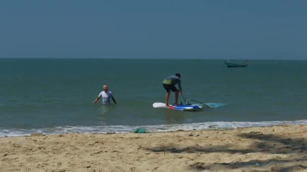 Mui Vietnam Marzo 2018 Instructor Encuentra Mar Tranquilo Mira Surfista — Vídeo de stock